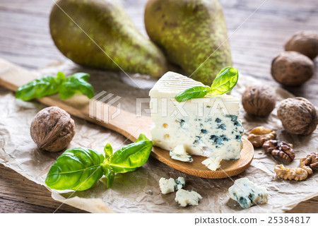 Blue cheese with walnuts and pears 25384817