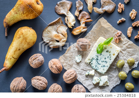 Blue cheese with walnuts, oyster mushrooms Blue cheese with walnuts, oyster mushrooms 25384818