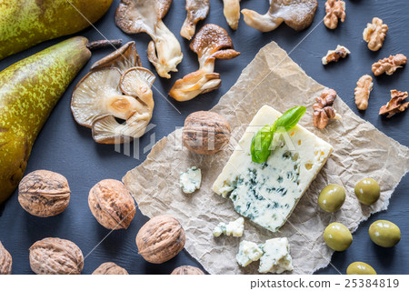 Blue cheese with walnuts, oyster mushrooms  25384819