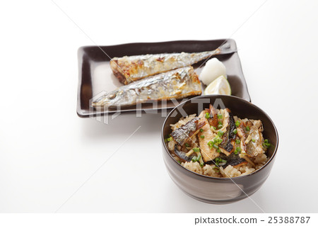 Sausa煮熟的米飯和烤鹽 25388787