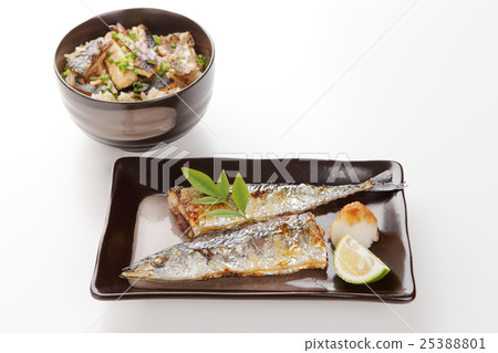用鹽和煮熟的米飯烤秋刀魚 25388801