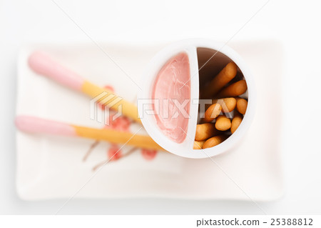 Biscuit cookie sticks with pink fruit cream 25388812