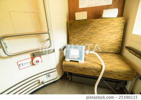 在新幹線的多功能室中將呼吸機連接到插座的圖像 25390115