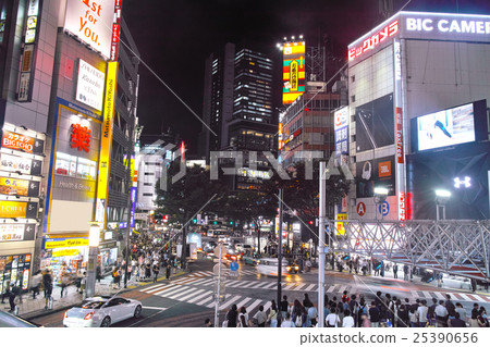 晚上在Shibuya Dogenzaka 109前面的交叉路口 晚上在Shibuya Dogenzaka 109前面的交叉路口 25390656