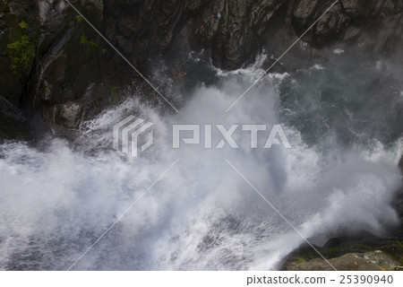瀑布 25390940