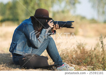 Lifestyle beautiful woman photographer Lifestyle beautiful woman photographer 25391181