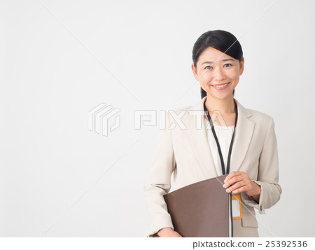 有棕色文件的女商人 有棕色文件的女商人 25392536