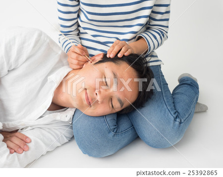 一對夫婦用膝蓋藥嗅聞 一對夫婦用膝蓋藥嗅聞 25392865