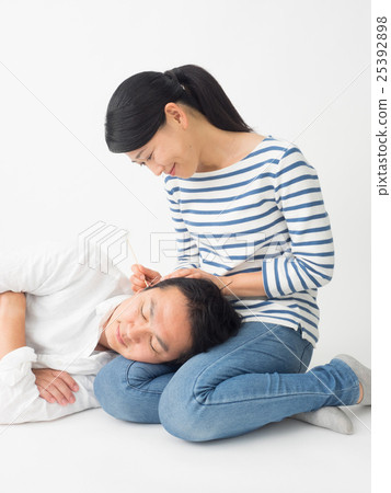一對夫婦用膝蓋藥嗅聞 25392898