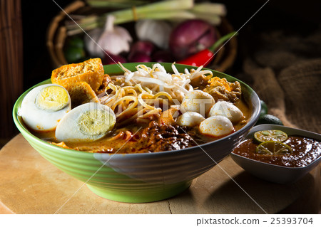 traditiona curry spicy noodle soup 25393704