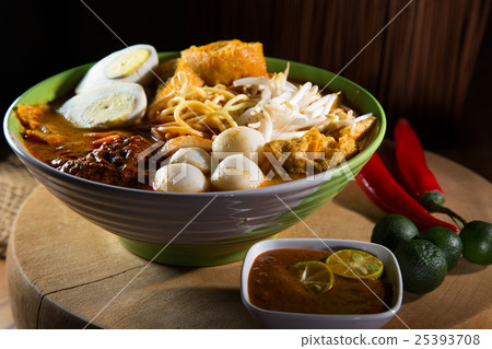 traditiona curry spicy noodle soup 25393708