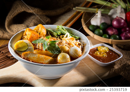 traditiona curry spicy noodle soup 25393719