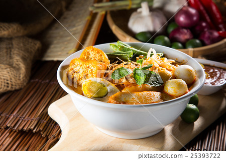 traditiona curry spicy noodle soup 25393722