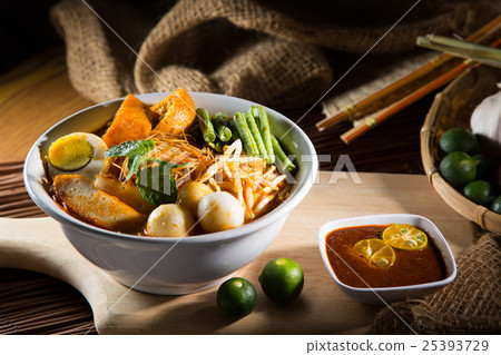 traditiona curry spicy noodle soup 25393729