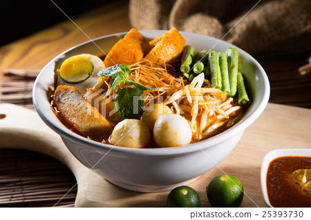 traditiona curry spicy noodle soup 25393730