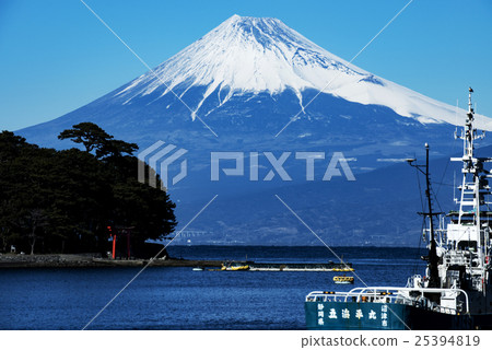 Mt. Fuji rising in the sea Mt. Fuji rising in the sea 25394819