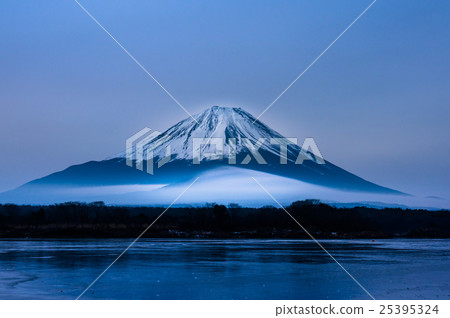 Lake Shoin and Mt. Fuji 25395324