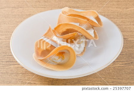 Thai Crispy Pancake with Cream and Fios de Ovos 25397707