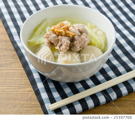 Cabbage Soup with Minced Pork and Meat Ball 25397708