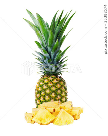 Ripe whole pineapple with slices isolated 25398574