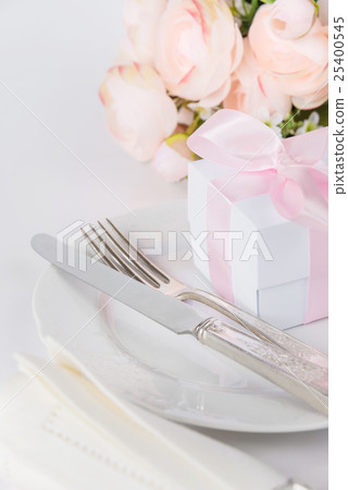 Beautiful table setting 25400545