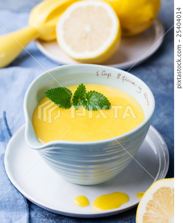 Lemon curd in ceramic bowl, fresh lemons. Lemon curd in ceramic bowl, fresh lemons. 25404014