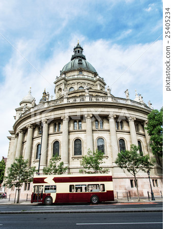aint Stephen's basilica and sightseeing tour bus 25405234