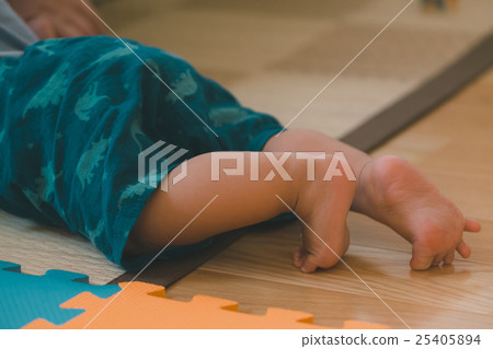 baby's feet, feet, paw 25405894