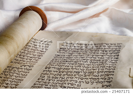 Megilat Esther 25407171