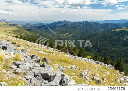 Pyrenees 25407176