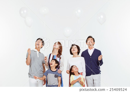 Asian Family 25409524