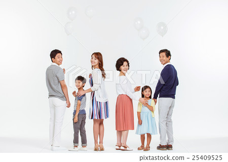 Asian Family 25409525