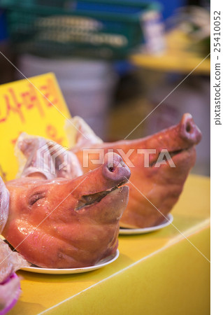Korean Traditional Market Scene 25410052