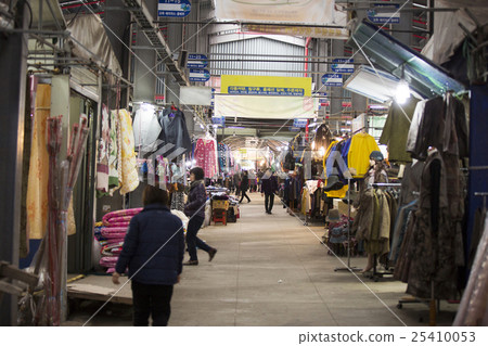 Korean Traditional Market Scene 25410053