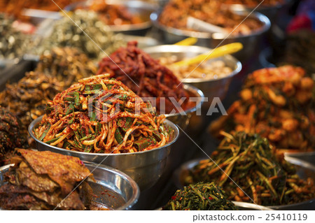 Korean Traditional Market Scene 25410119