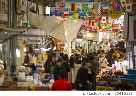 Korean Traditional Market Scene Korean Traditional Market Scene 25410158