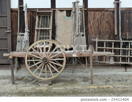 古老農業工具安置在一個老私有房子的角落 25411404