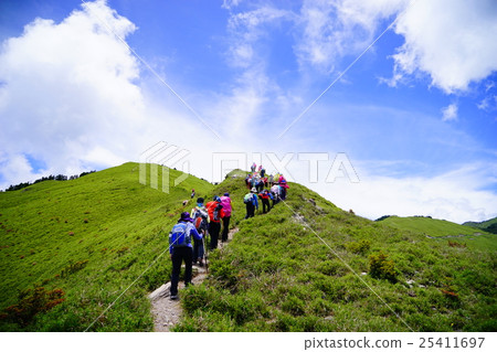 合歡山主峰的健行者 25411697