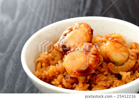 在米飯上的扇形紅燒晚餐 25412216