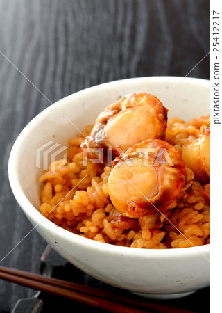 在米飯上的扇形紅燒晚餐 25412217