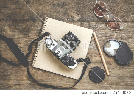 Camera On Wooden 25413020