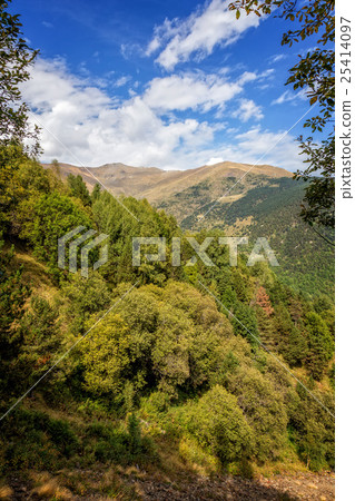 Beautiful mountain peaks in Spain (Pyreness) Beautiful mountain peaks in Spain (Pyreness) 25414097