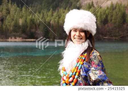 九寨溝藏族民間服飾女子 九寨溝藏族民間服飾女子 25415325