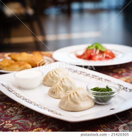 Manti, samosa and tomato salad Manti, samosa and tomato salad 25420305