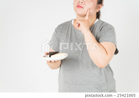Fat women who put the cake on the plate 25421005
