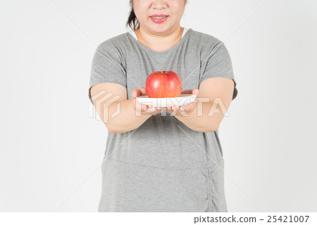 把蘋果放在盤子上的胖女人 25421007