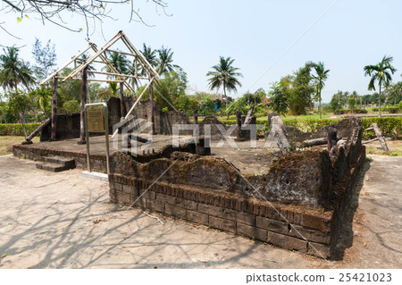 一個私人住宅的遺址被一名存放在Sonmi村莊村莊事務保護區的美國士兵燒毀 25421023