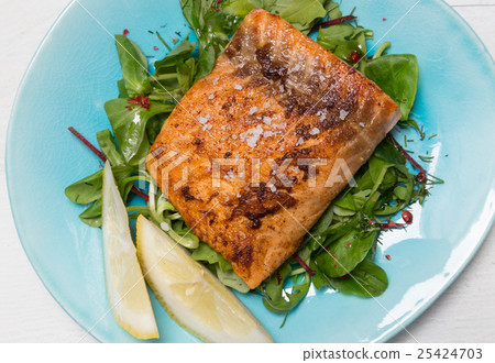 Fried salmon fillet with fleur de sel 25424703