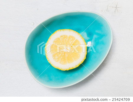 Lemon in a turquoise bowl 25424709