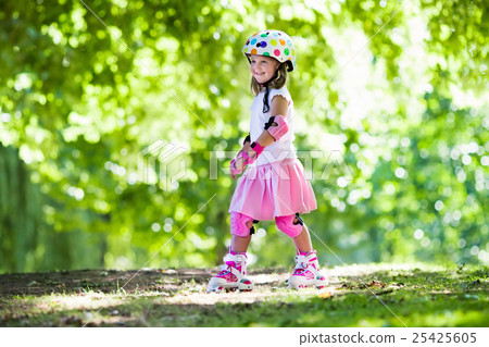 Little girl with roller skate shoes in a park 25425605